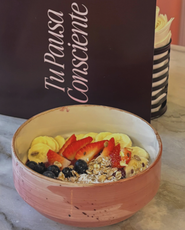 Açai bowl con frutos rojos