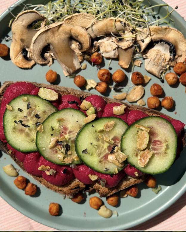 Pink Hummus toast con pepino y champiñones