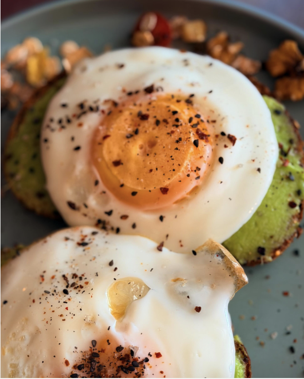 Avocado toast con huevo