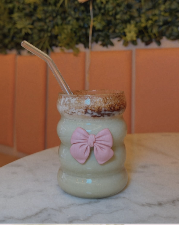 Matcha latte con lazo rosa